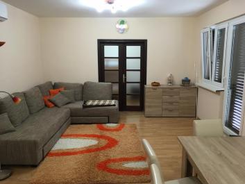 Очаровательная двухкомнатная квартира в Боко-Которском заливе площадью 69 м2 в Доброте с частным двором